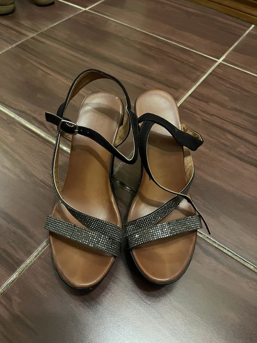 Босоніжки на танкетці