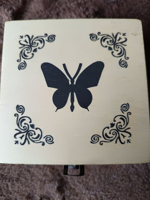 Drewniana szkatułka, pudełko z motylem, motyl