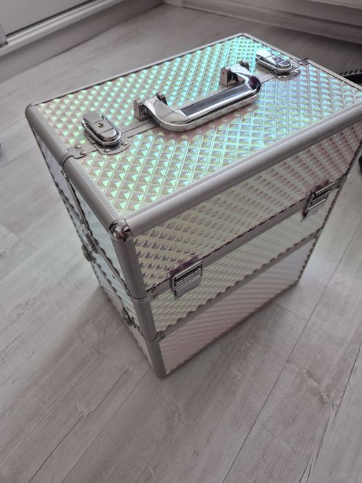 Sprzedam walizke kosmetyczną