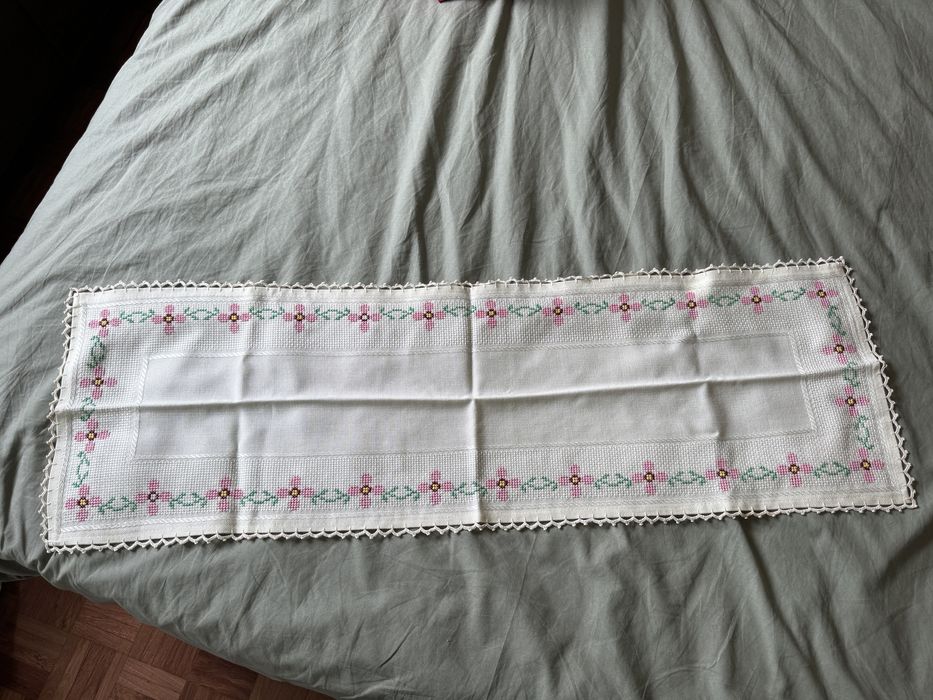 Naperon bordado a ponto cruz