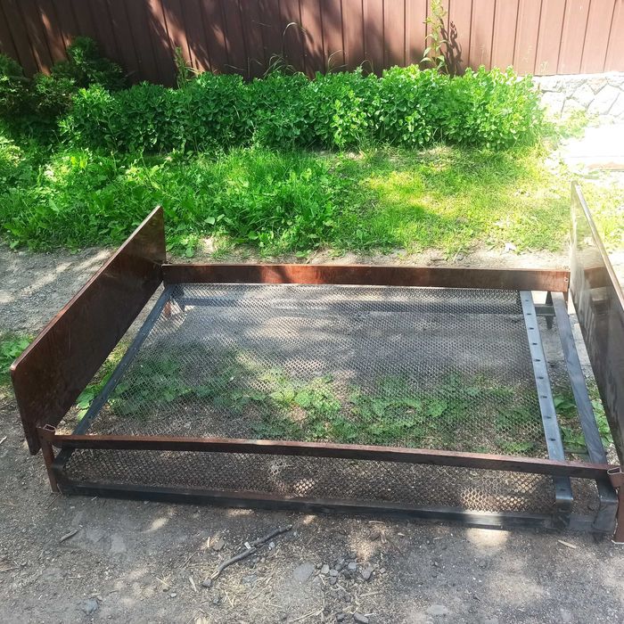 Кровать с пружиной