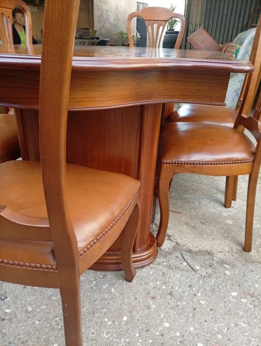Lindíssima mesa extensível com seis cadeiras