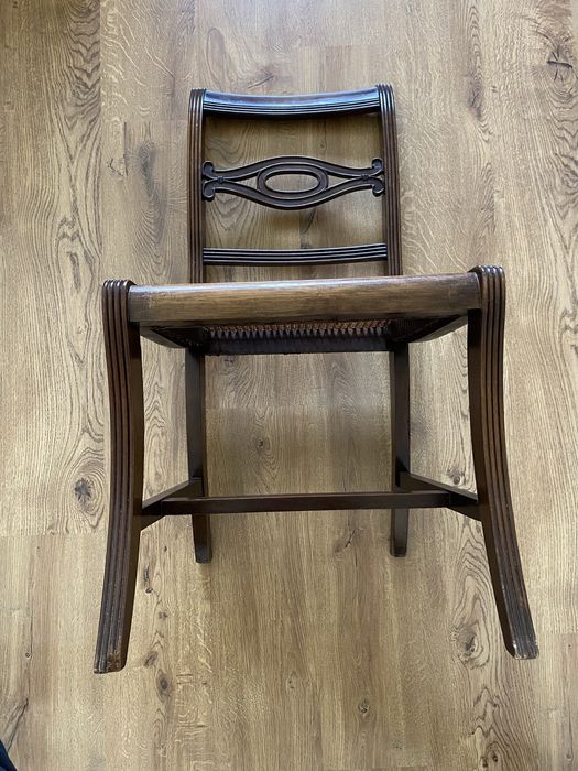 Seis cadeiras de mesa de jantar de madeira maciça