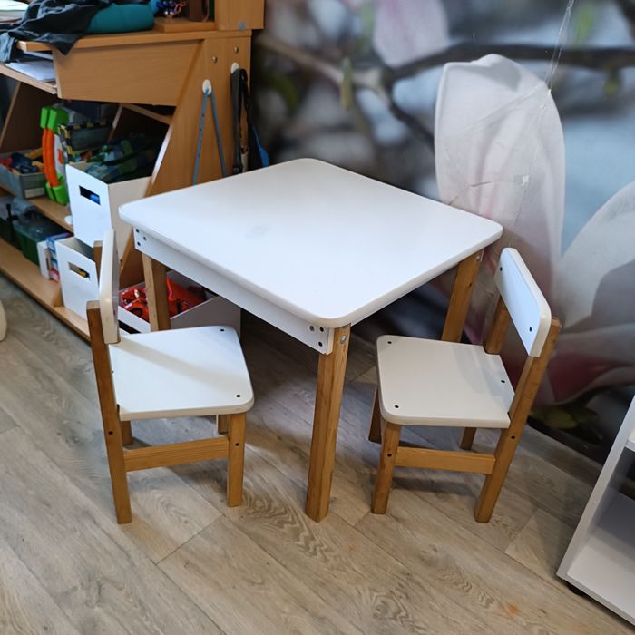 Стол и два стульчика для ребенка