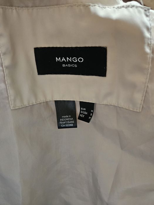 Beżowy trencz Mango – ponadczasowy klasyk