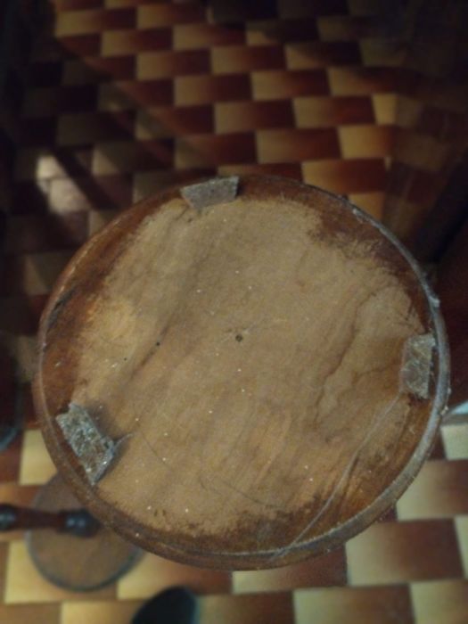 Mesinha Redonda com Gravação do Ano do Restauro