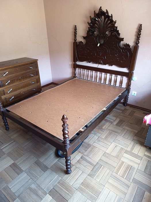 Cama em madeira e roupeiro em madeira