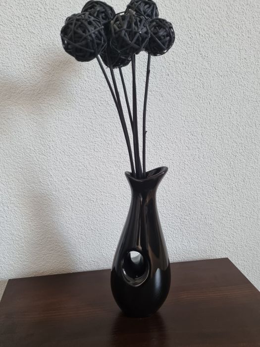 Wazon czarny z dekoracją