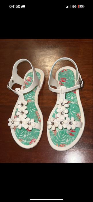 Sandálias brancas criancas