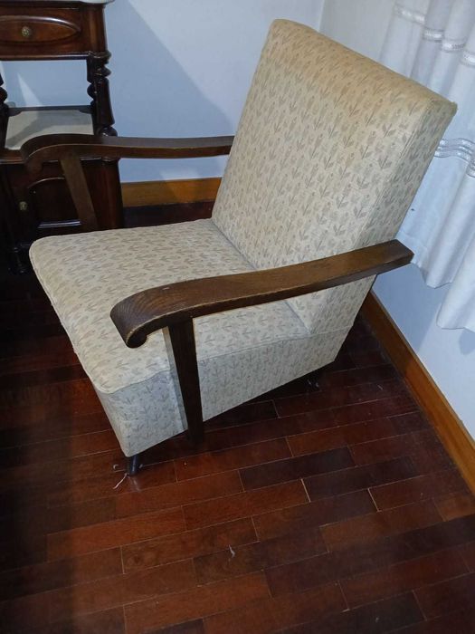 Cadeirão  vintage com braços em madeira
