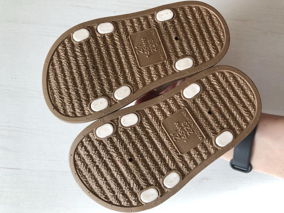 Босоніжки на дівчаток 21 р, маю 2 пари взуття.