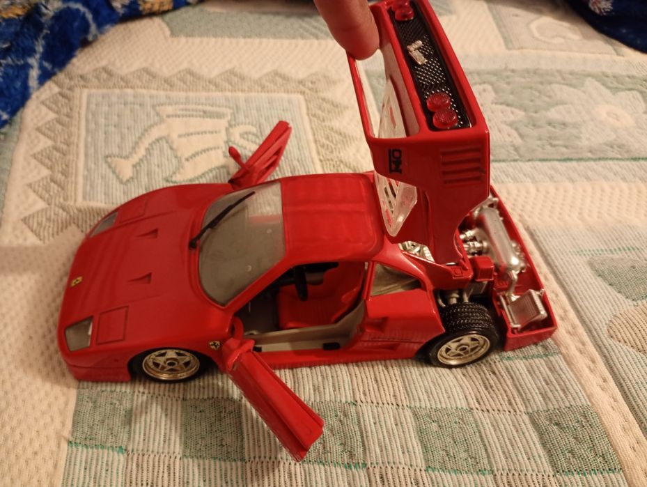 Carro, Ferrari em perfeito estado,material muito resistente,feito de ferro,bem preservado e é muito bonito