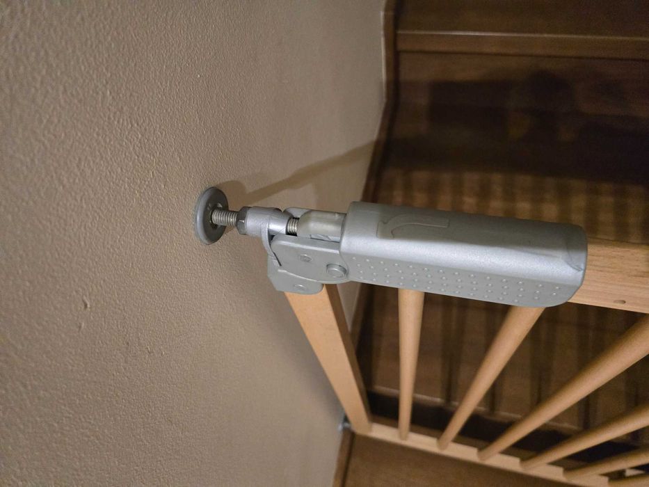 Bramka zabezpieczająca na schody drewniana