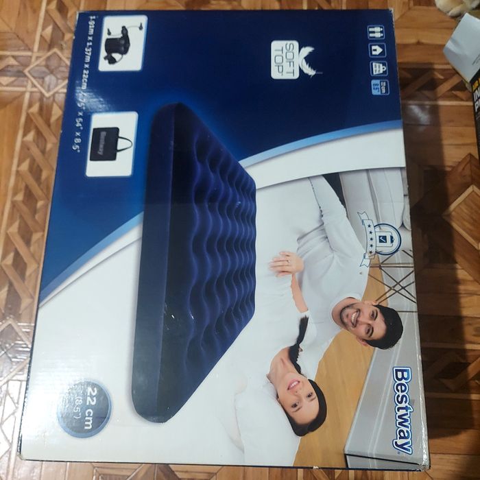 Надувной матрас 1.9×1.4×22см с насосом в комплекте