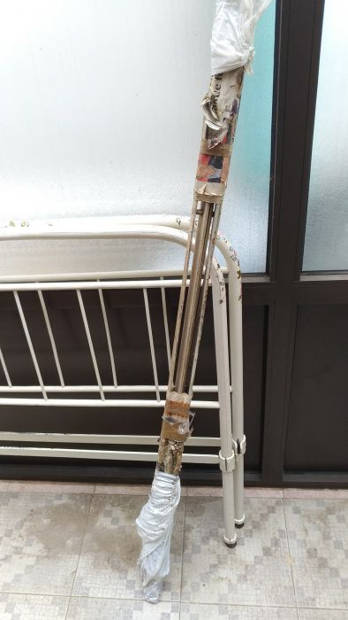 Cama de ferro pintada à mão.