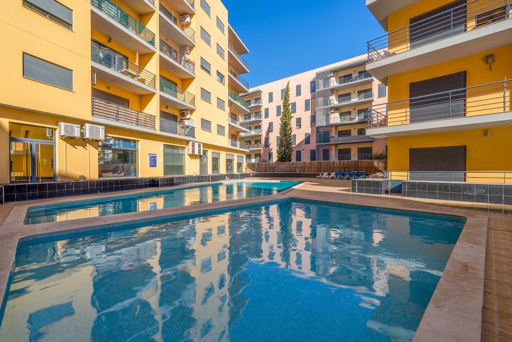T2 com PISCINA e estacionamento perto da Praia