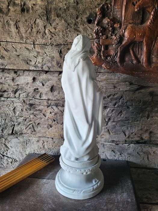 Piękna biskwitowa Maryja z dzieciątkiem Jezus  Matka Boska