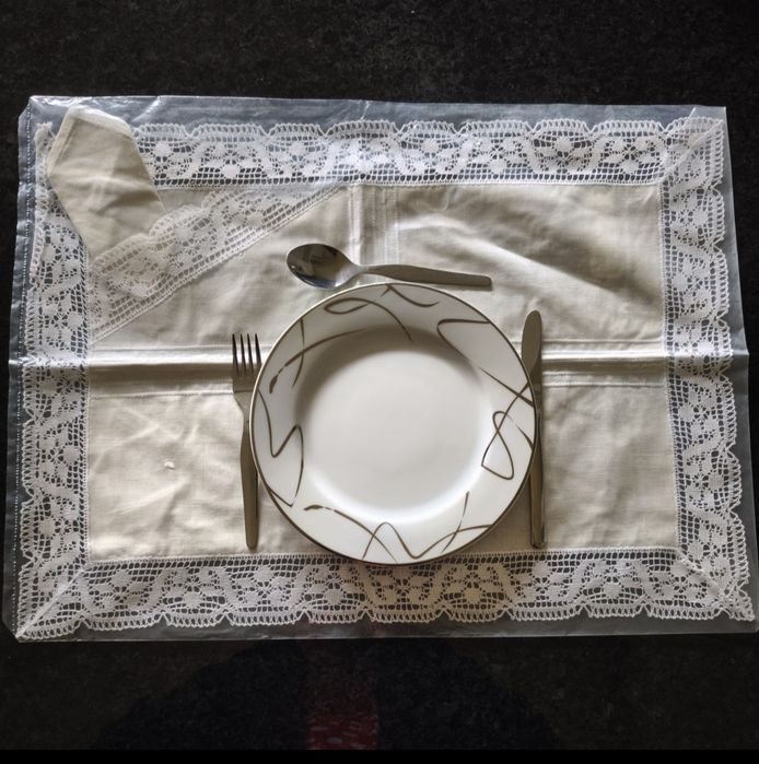 Pano individual, retangular, em linho, com guardanapo.