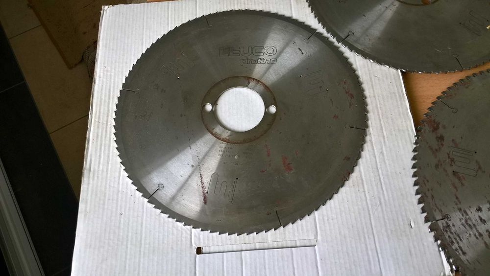 Piła do metalu lub tworzyw sztucznych i materiałów twardych.