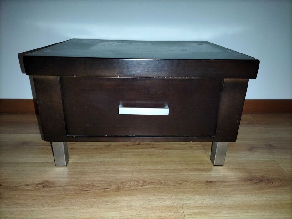 Prateleiras e mesas de apoio