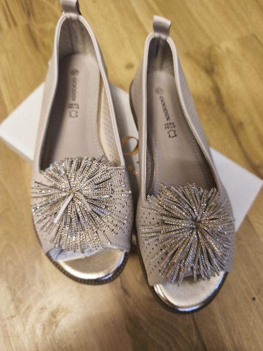 Baleriny z elegancką wstawką