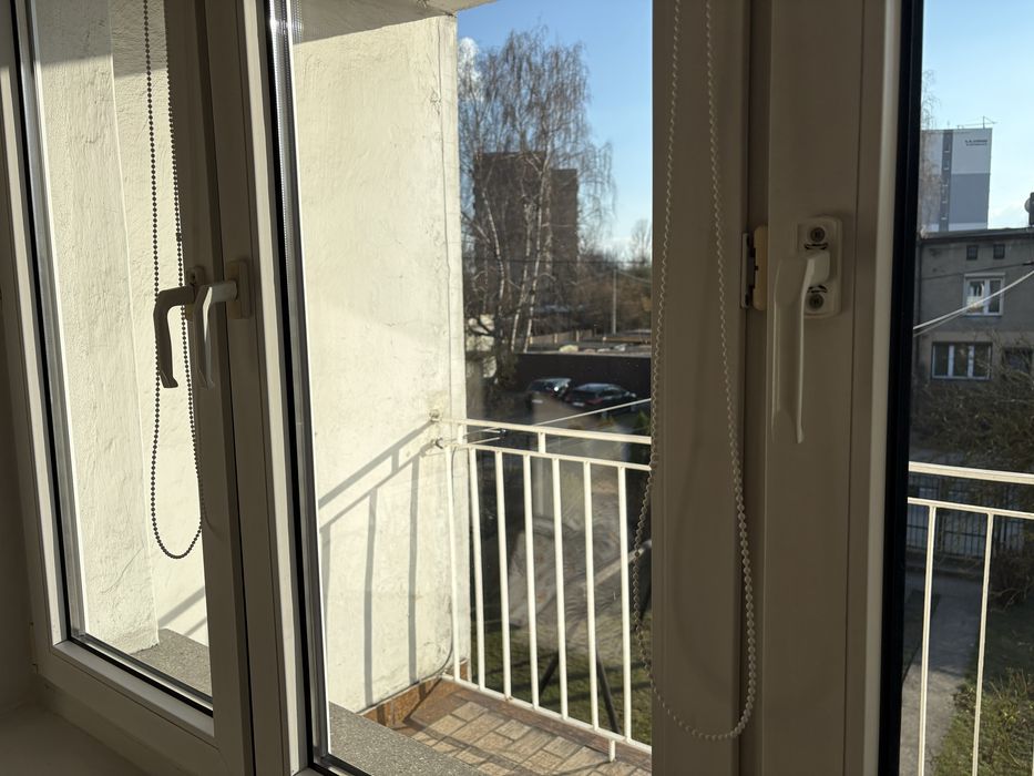 białe okna ścienne trzyskrzydłowe dwuszybowe na sprzedaż używane