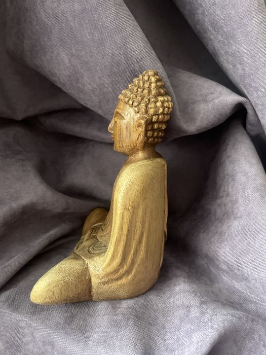 Деревяна статуєтка будди