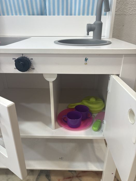 cozinha de madeira com peças de plastico incluidas