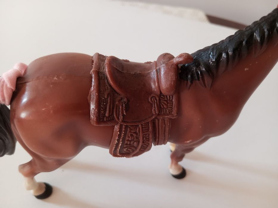 Brinquedos: Cavalo castanho.
