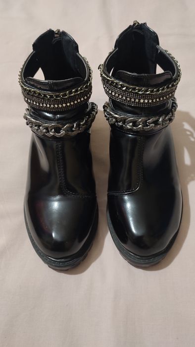 Чобітки дитячі лаковані.