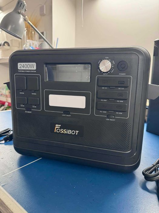 Зарядна станція Fossibot F2400 в наявності чорна і сіро-зелена