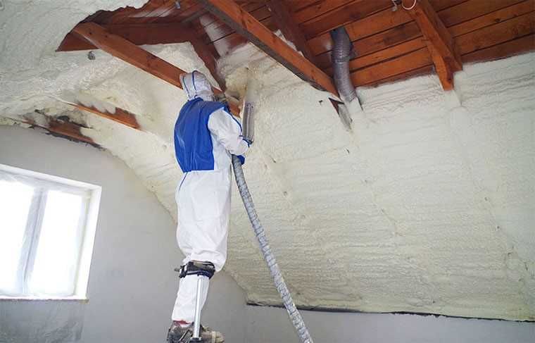 Утеплення піною пінополіуретаном мансарди даху перекритя ППУ