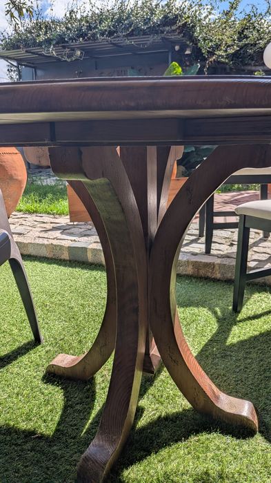 Mesa de jantar redonda extensível em madeira maciça feita em casa por nós.