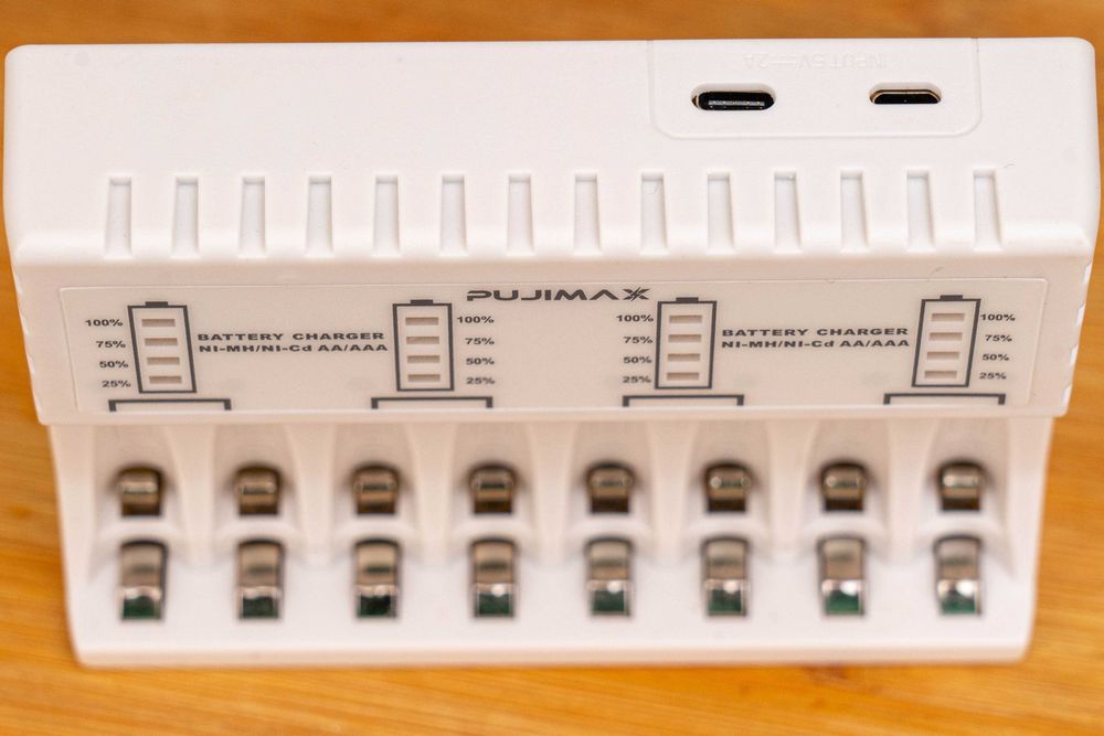 Carregador para 8 pilhas NI/MH e NI/CD