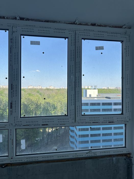 Металопластикове вікно на балкон/лоджію REHAU