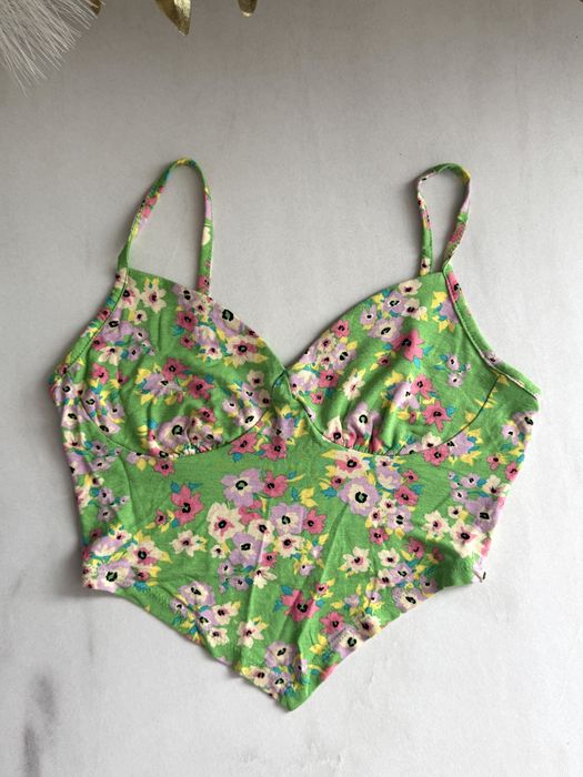 Bershka dwa nowe topy kwiatowy print kryształki
