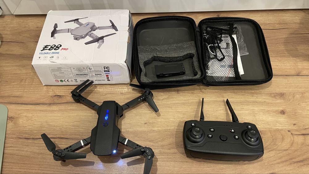 Dron E88 zestaw z dodatkową baterią