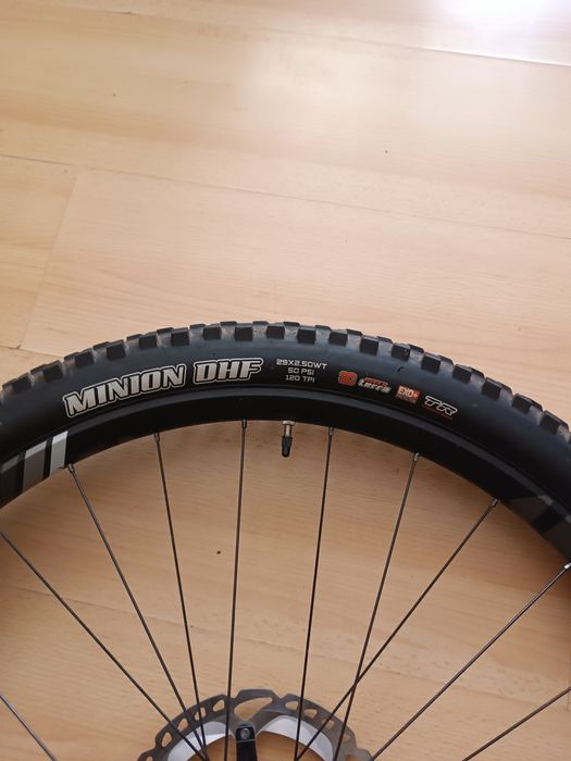 DT Swiss HX 1501 Spline Hybrid / Pneu Maxxis Minion DHF 30" e disco