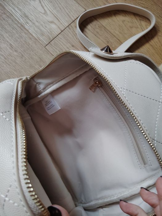 Plecak damski beżowy ze złotą klamrą