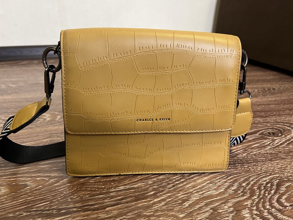 Сумка Charles & Keith, гірчичного кольору