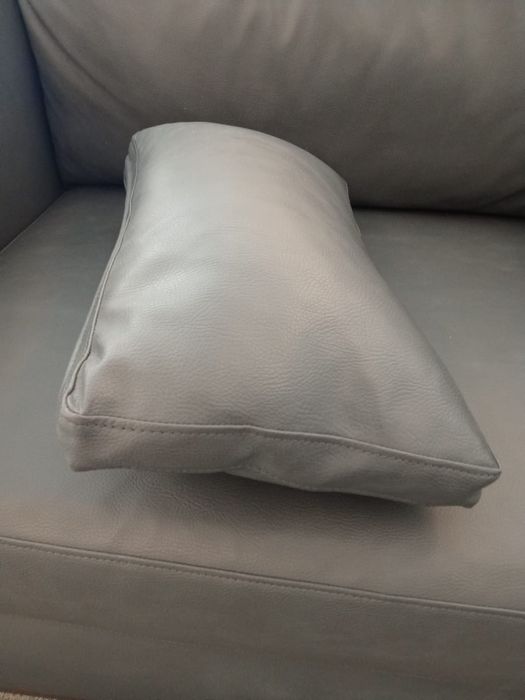 Sofá em mapa cinzento