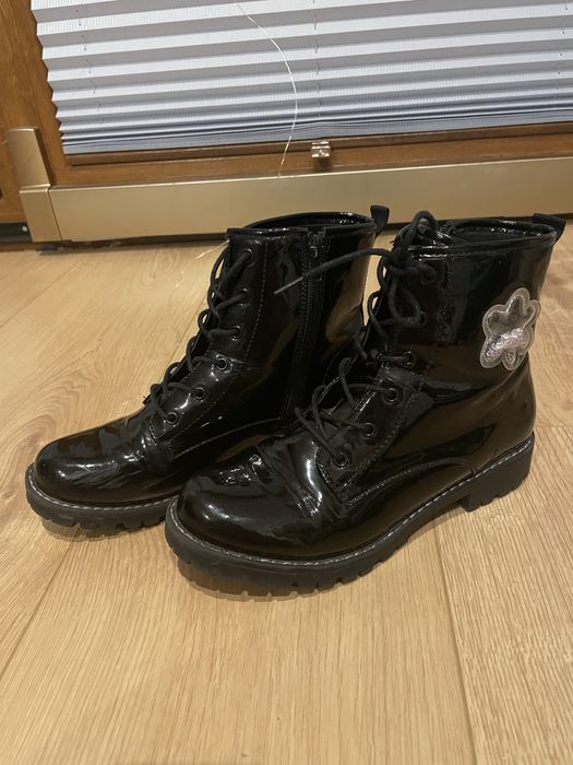Czarne lakierowane botki / trapery – rozmiar 39