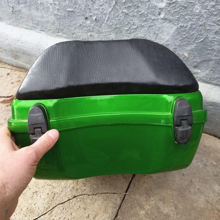 Кофр . Продається кофр , багажник для мотоцикла , або скутера !