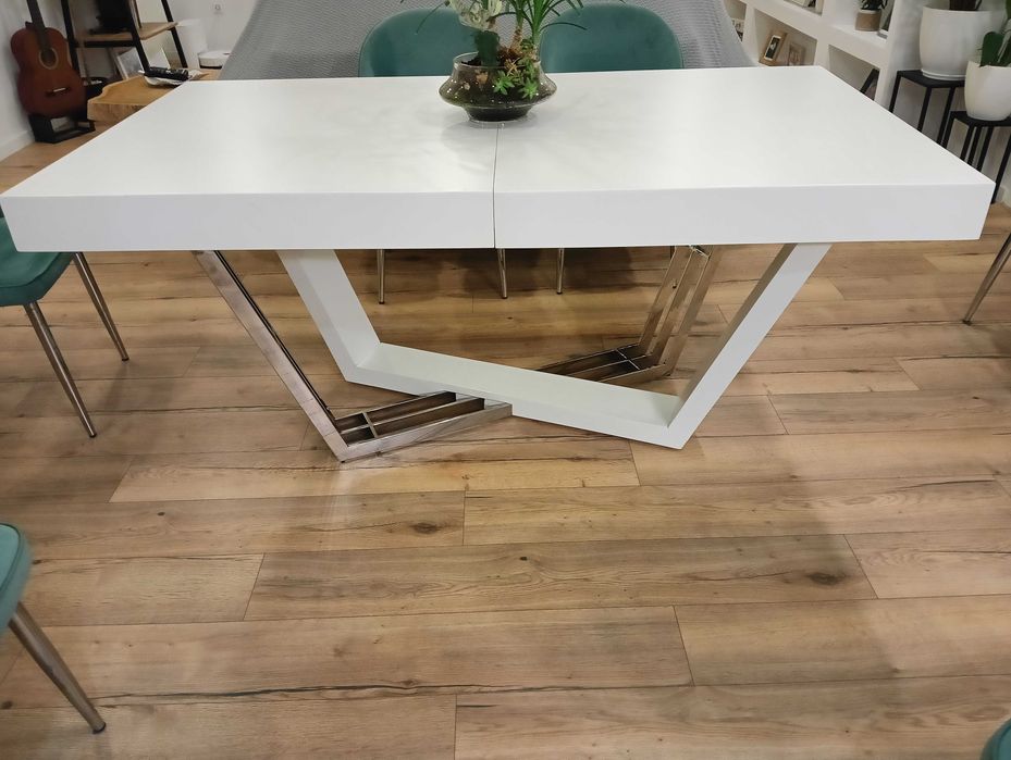 Mesa de sala com cadeiras