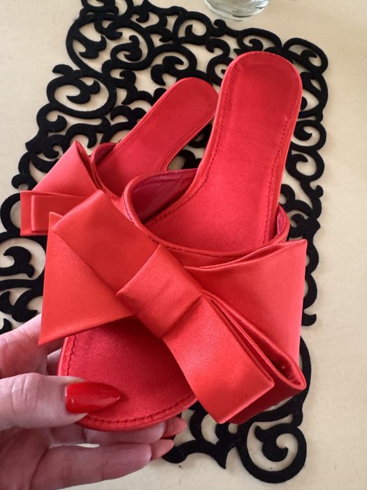 Piękne klapki z kokardami 38