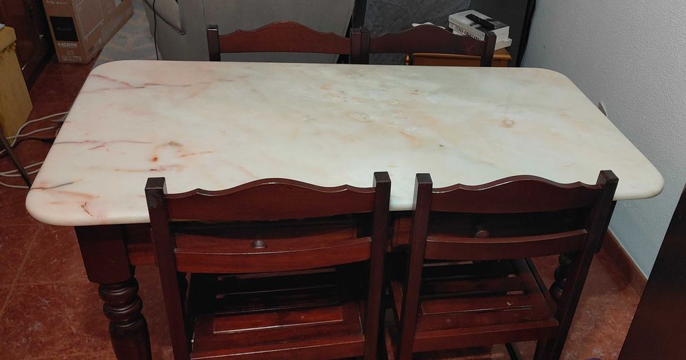 Mesa refeição com tampo em mármore e 4 cadeiras