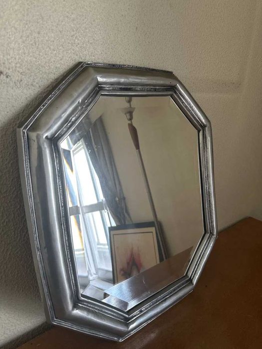 Espelho octogonal com moldura em metal prateado, acabamento envelhecido