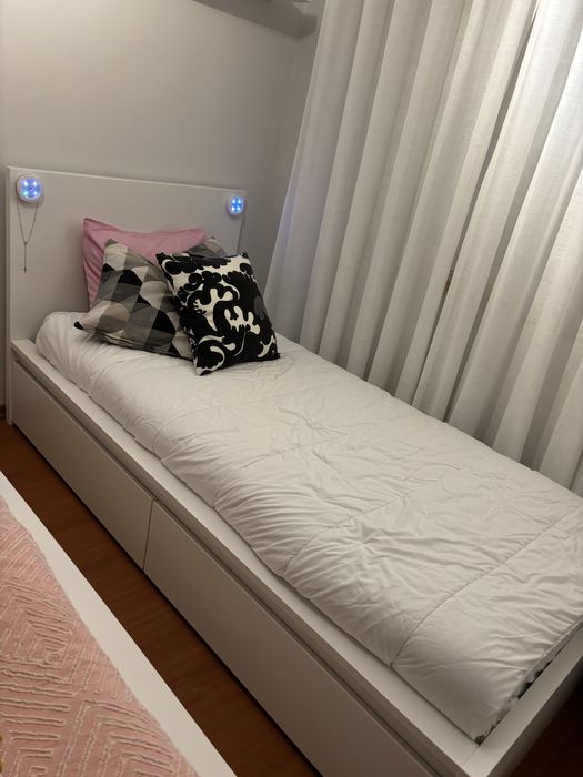 Cama de solteiro com gavetas em optimo estado. Duas unidades iguais.