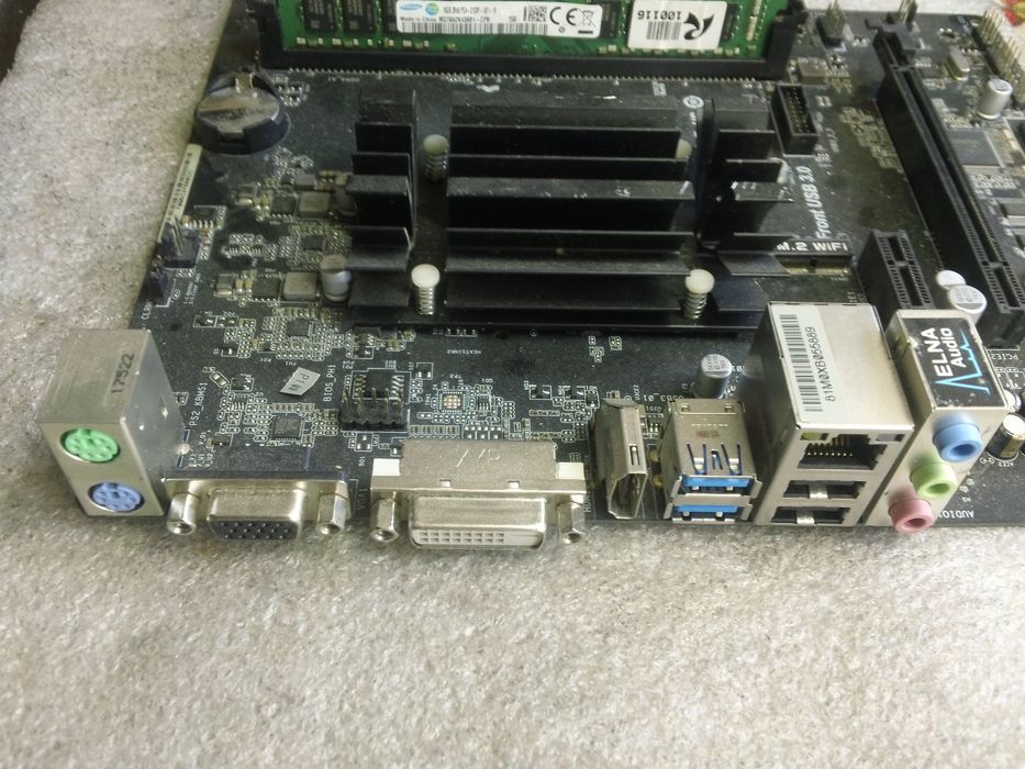 Материнська плата ASRock J4105-ITX із чотириядерним під DDR4