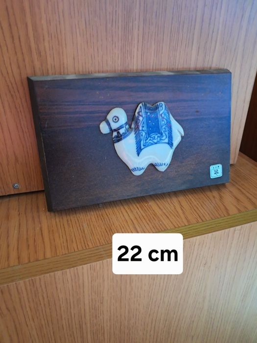 Quadro em nadeira com camelo em porcelana